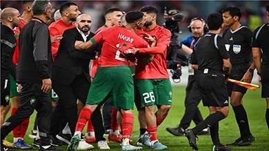لاعبو المغرب يهاجمون الحكم بعد مباراة كرواتيا